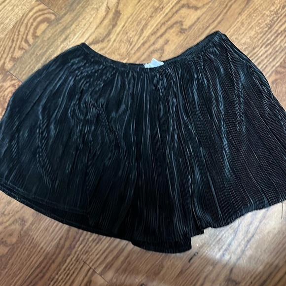 vestique Pants - VESTIQUE PLISSE BLACK SHORTS- small